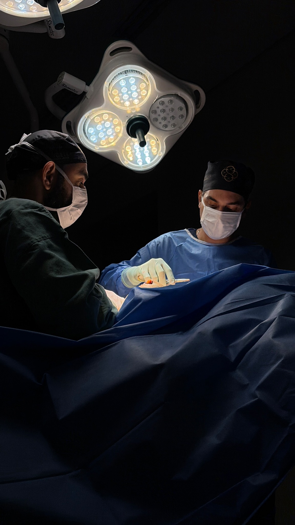 Dr. Rogério Scudeler com a equipe durante um procedimento cirúrgico, em fotografia original enviada pela clínica